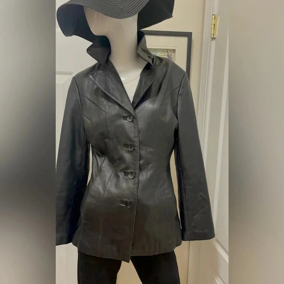 Wilson's leather 100% leather jacket is soft and shiny. Beautiful design - Picture 1 of 16